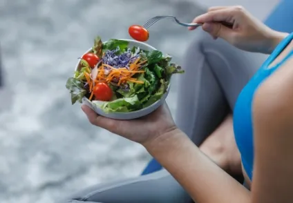 サラダを食べる人