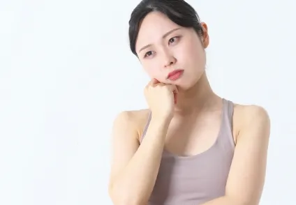 悩む女性